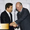 President Roh Moo-hyun, left, with Chile's President Lagos at the joint press conference they hosted in Santiago on Nov. 20, 2004. [JOONGANG PHOTO]