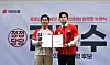 People Power Party presidential candidate Kim Moon-soo presents a letter of appointment to Rep. Kim Yong-tae, who was named the party’s new emergency committee chairman, during a ceremony at the PPP headquarters in Yeouido, western Seoul, on May 12, 2025. [JOINT PRESS CORPS]