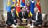 Acting Defense Minister Kim Seon-ho, left, meets with U.S. Ambassador to South Korea Philip Goldberg at the defense ministry in Seoul on Jan. 2, in this photo provided by Kim's office. [YONHAP]