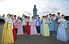 A group of 20 eligible bachelors and bachelorettes dressed in hanbok stand in front of a Buddha statue at Naksan Temple in Yangyang, Gangwon, on Friday evening as participants of a dating program dubbed “Naneun Jeollo,' which was hosted by the Korean Buddhist Foundation for Social Welfare and the Ministry of Health and Welfare. [PARK SANG-MOON]