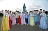 A group of 20 eligible bachelors and bachelorettes dressed in hanbok stand in front of a Buddha statue at Naksan Temple in Yangyang, Gangwon, on Friday evening as participants of a dating program dubbed “Naneun Jeollo,' which was hosted by the Korean Buddhist Foundation for Social Welfare and the Ministry of Health and Welfare. [PARK SANG-MOON]