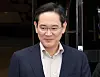 Samsung Electronics Executive Chairman Lee Jae-yong smiles upon arrival from Japan at Seoul Gimpo Business Aviation Center in western Seoul on April 9. [NEWS1]