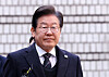 Democratic Party chief Lee Jae-myung arrives at the Seoul Central District Court in Seocho District, southern Seoul, for a hearing on corruption allegations linked to land development projects in Gyeonggi and the Seongnam FC sponsorship case on April 1. [NEWS1]