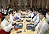The 10 Gyeonwu and 10 Jiknyeo have a speed-dating tea time session on Friday evening at Naksan Temple in Gangwon. [PARK SANG-MOON]