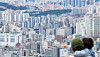 Visitors at Mount Namsan look down at apartment complexes in Seoul on Oct. 9. [NEWS1]