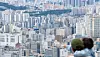 Visitors at Mount Namsan look down at apartment complexes in Seoul on Oct. 9. [NEWS1]