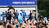 Democratic Party presidential candidate holds a campaign in eastern Seoul on May 28. [JOONGANG ILBO]