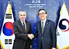Foreign Minister Cho Tae-yul, right, shakes hands with U.S. Ambassador Philip Goldberg ahead of their first one-on-one meeting at the Foreign Ministry in Seoul. [YONHAP]