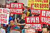 Members of emergency planning committee formed to oppose Inha University's construction of new dormitory stage a rally. [YONHAP]