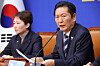 Democratic Party (DP) leader Jung Chung-rae, right, speaks during an emergency DP Supreme Council meeting at the National Assembly in Yeouido, western Seoul, on Feb. 19. [YONHAP]