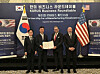 Samsung Heavy Industries CEO Choi Sung-an, second from left, poses for a photo with Korea's Minister of Trade, Industry and Energy Kim Jung-kwan, left, and U.S. Secretary of Commerce Howard Lutnick, right, after signing a memorandum of understanding with Vigor Marine Group in Washington on Aug. 25. [SAMSUNG HEAVY INDUSTRIES]