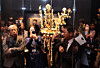 Visitors view a Silla-era (57 B.C.-A.D. 935) gold crown from the Hwangnam Daechong tomb during a media preview for the special exhibition “Silla Gold Crowns: Power and Prestige” at the Gyeongju National Museum’s gallery on Oct. 27. [NEWS1]