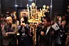 Visitors view a Silla-era (57 B.C.-A.D. 935) gold crown from the Hwangnam Daechong tomb during a media preview for the special exhibition “Silla Gold Crowns: Power and Prestige” at the Gyeongju National Museum’s gallery on Oct. 27. [NEWS1]