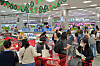 Customers shop at a major discount chain store in Seoul on Tuesday. [JOONGANG ILBO]