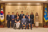 President Lee Jae Myung, front row center, poses for a photo after a meeting with U.S. Sen. Tammy Duckworth, front row left, and Sen. Andy Kim, front row right, at the Yongsan presidential office in central Seoul on Aug. 18. They are joined by Joseph Yun, acting U.S. ambassador to Korea, National Security Adviser Wi Sung-lac and other aides and officials. [PRESIDENTIAL OFFICE]
