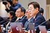 President Lee Jae-myung, right, speaks during a Cabinet meeting at the presidential office in Yongsan District, central Seoul on June 10. [NEWS1]