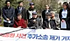 Kim Han-soo, center, a Korean victim of Japan's wartime forced labor, speaks during a press conference in southern Seoul, in this file photo taken April 4, 2018, over damages suits seeking compensation from Japanese companies. [YONHAP]