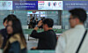 People stand in line at a check-in counter at Incheon International Airport on Feb. 3. [YONHAP]