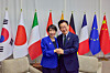 Korean President Lee Jae Myung, right, poses for a photo with Japanese Prime Minister Sanae Takaichi ahead of a meeting held on the sidelines of the Group of 20 summit in Johannesburg, South Africa, on Nov. 23. [YONHAP]