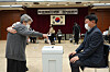 A 94-year-old Korean resident of Japan casts a vote at a polling station set up at the Korean consulate general in Tokyo on Wednesday, the first day of the overseas voting period for the April 10 general election. [YONHAP]