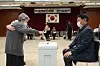 A 94-year-old Korean resident of Japan casts a vote at a polling station set up at the Korean consulate general in Tokyo on Wednesday, the first day of the overseas voting period for the April 10 general election. [YONHAP]