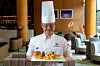 Executive Sous Chef Lee Yong-seung holds up the Trump Cheeseburger Set, custom-made for U.S. President Donald Trump during the Asia-Pacific Economic Cooperation (APEC) summit, at the Hilton Gyeongju in Gyeongju, North Gyeongsang. [BAEK JONG-HYUN]