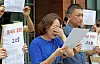 Sellers listed on TMON and WeMakePrice who have not been given their due payment read a statement in front of the Seoul Gangnam Police Station in southern Seoul on Thursday, ahead of filing a lawsuit against Qoo10 executives Ku Young-bae and Mok Ju-young, TMON CEO Ryu Gwang-jin and WeMakePrice CEO Ryu Hwa-hyeon. [NEWS1]