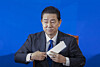 Rep. Kim Byung-kee, the floor leader of the ruling Democratic Party, announces his resignation at the National Assembly in western Seoul on Dec. 30. [YONHAP]