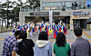 A traditional Korean farmers’ music performance is held for tourists at the Gyeongpo Tourist Center in Gangneung, Gangwon on Oct. 7. [YONHAP]