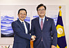 Korean National Assembly Speaker Woo Won-shik, right, and Chinese Ambassador to Korea Dai Bing, left, shake hands during their meeting at the parliamentary building in Seoul on Aug. 20. [YONHAP]