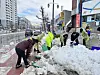 Local government officials shovel snow in Donghae, Gangwon on March 17. [NEWS1]