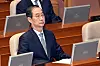 Acting President Han Duck-soo waits to deliver the government's policy speech on the first supplementary budget for 2025 at the National Assembly in western Seoul on April 24. [JOONGANG ILBO]