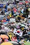 Rallies supporting, top, and opposing the Constitutional Court's decision to remove Yoon Suk Yeol as the president of Korea are held in central Seoul on April 5. [YONHAP]