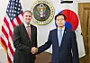 Trade Minister Yeo Han-koo, right, shakes hands with U.S. Trade Representative Jamieson Greer at the Office of the United States Trade Representative building in Washington on July 5. [NEWS1]