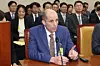 Harold Rogers, interim CEO of Coupang, answers questions from lawmakers during a hearing on the e-commerce giant's massive data leak and other practices at the National Assembly building in western Seoul on Dec. 31, 2025. [YONHAP]