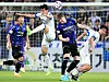 Incheon United’s Harrison Delbrige, second from right, vies for the ball with the Suwon Samsung Bluewings' Yu Je-ho during a Korean FA Cup match held at Incheon Football Stadium in Incheon on June 28. [NEWS1]