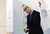 Former President Lee Myung-bak casts his vote at a polling site in Gangnam District, southern Seoul, Wednesday morning. [JOINT PRESS CORPS]