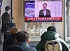 People watch a televised public address by President Yoon Suk Yeol following his arrest on Jan. 15, at Seoul Station in central Seoul. [YONHAP]