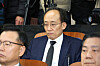 Rep. Choo Kyung-ho of the People Power Party listens to remarks by party leader Jang Dong-hyuk during a lawmakers' meeting at the National Assembly in Yeouido, western Seoul, on Nov. 4. [YONHAP]