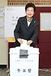 Former President Park Geun-hye casts her ballot at a polling station at an elementary school in Dalseong County, Daegu, Wednesday morning.