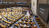 Rep. Yoon Han-hong of the People Power Party begins a filibuster on the third revision to the Commercial Act after the bill reaches the floor of the National Assembly in Yeouido, western Seoul, on Feb. 24. [YONHAP]