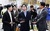Singer G-Dragon, whose real name is Kwon Ji-yong, appear in front of the Incheon Nonhyun Police Station to be questioned over alleged illegal drug use on Monday. [NEWS1]