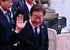Democratic Party presidential candidate Lee Jae-myung waves to supporters after paying his respects to Buddha during a Buddha's Birthday event at Jogyesa Temple in Jongno District, central Seoul, on May 5. [YONHAP]