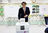 Roh Tae-ak, head of the National Election Commission, casts his ballot at a polling station at an elementary school in Bangbaebon-dong in Seocho District, southern Seoul, Wednesday morning. [NEWS1]