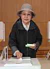 Kwon Yang-sook, widow of late President Roh Moo-hyun, casts her vote at a polling site in Gimhae, South Gyeongsang, Wednesday morning. [YONHAP]