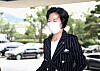 Justice Minister Choo Mi-ae arrives at the government complex in central Seoul on Friday to attend a cabinet meeting hosted by the prime minister. [YONHAP]