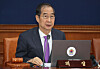 Prime Minister Han Duck-soo speaks during a Cabinet meeting at the government complex in central Seoul on Thursday. [NEWS1]