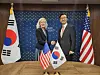 Lee Tae-woo, Korea's chief negotiator for the defense cost-sharing talks, right, signs the preliminary agreement for the 12th Special Measures Agreement (SMA) with Linda Specht, U.S. Senior Advisor in the Bureau of Political-Military Affairs, at the Ministry of Foreign Affairs building in Seoul on Thursday. [MINISTRY OF FOREIGN AFFAIRS]
