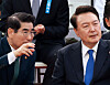 Former Defense Minister Kim Yong-hyun, left, speaks to President Yoon Suk Yeol during a military event in October 2024. [YONHAP]