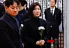 People Power Party lawmaker Na Kyung-won, center, pays her respects at the wake of former Prime Minister Lee Hae-chan at Seoul National University Hospital Funeral Hall in Jongno District, central Seoul, on Jan. 29. [YONHAP]